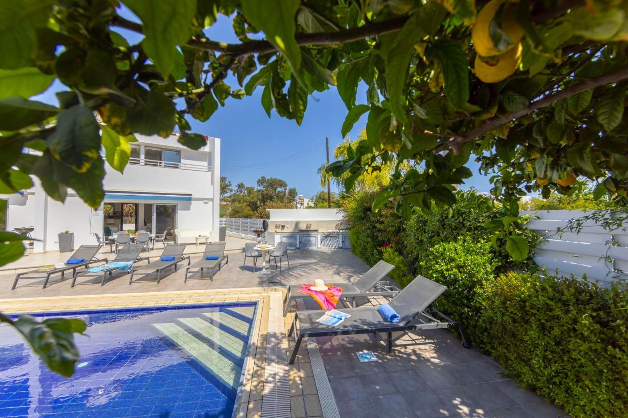 פרוטאראס Azure Luxury Pool Villa מראה חיצוני תמונה